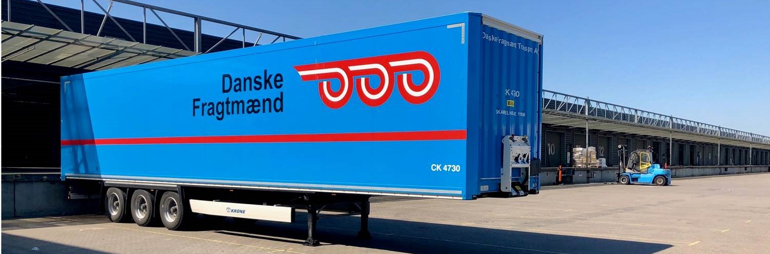 The outside of a Danske Fragmænd blue truck