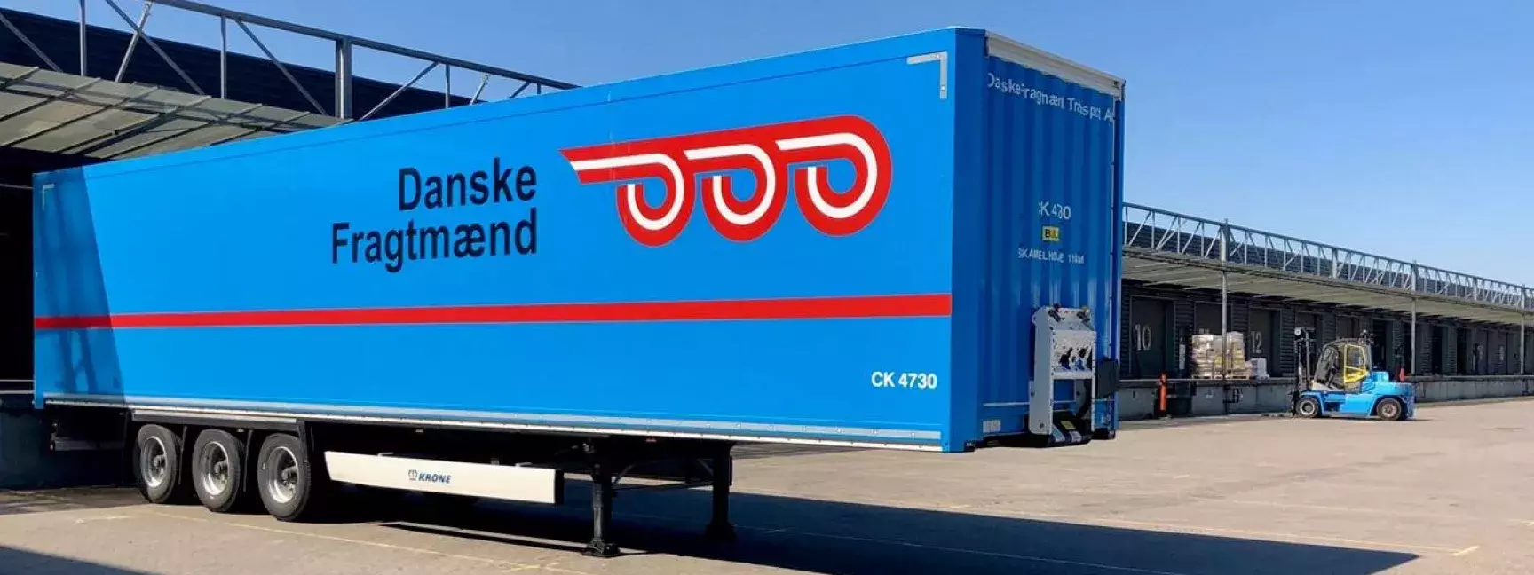 The outside of a Danske Fragmænd blue truck